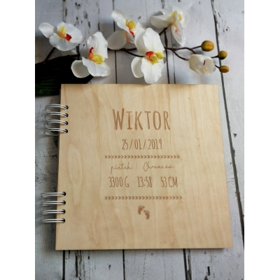 Album ślubny drewniany lakierowany bezbarwnie 25/25 cm - z metryczką dziecka